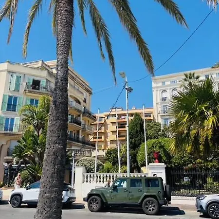 Vue Exceptionnelle Parking Prive Centre Clim Mobile Μεντόν